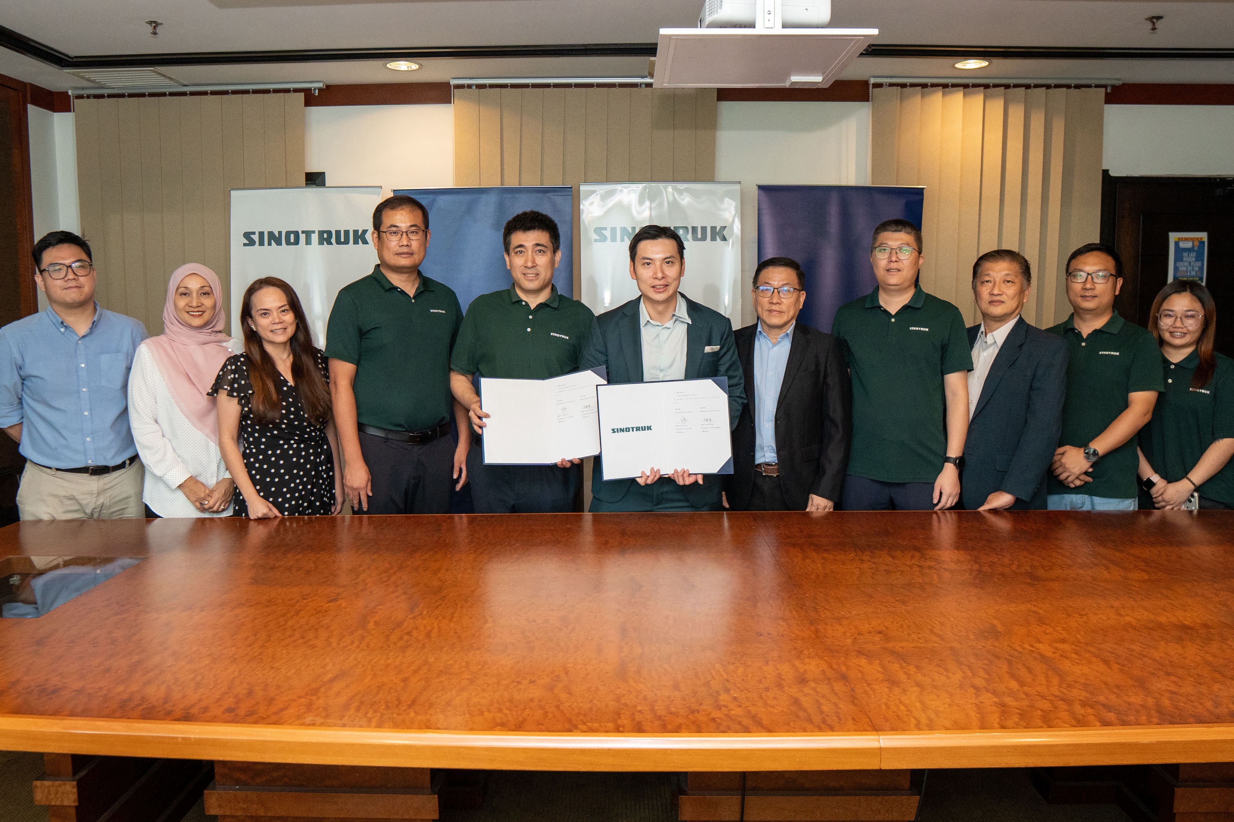 SINOTRUK Signs 100 NEV Deal with Large Malaysian Logistics Company